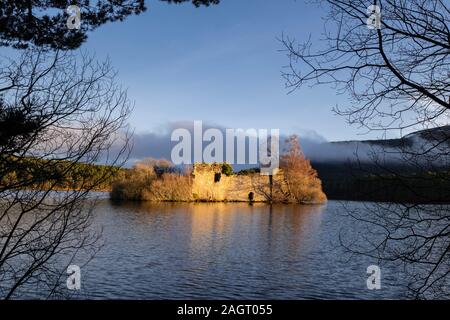castillo del siglo XIII, Loch an Eilein, Parque Nacional de Cairngorms, Highlands, Escocia, Reino Unido. Stock Photo