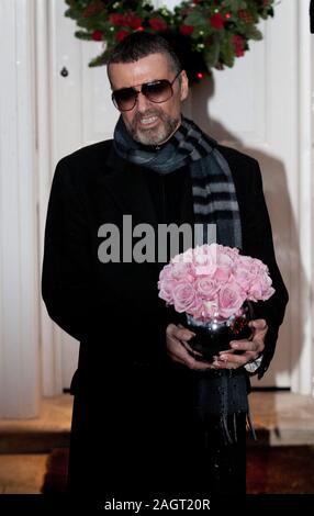 George Michael arrives back in 2011 at his home in Highgate after spending a month in Hospital in Austria with influenza. Stock Photo