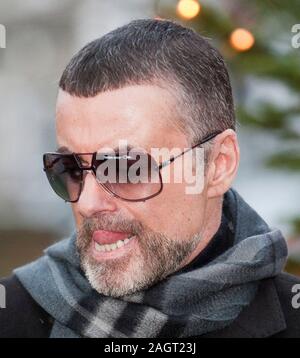 George Michael arrives back in 2011 at his home in Highgate after spending a month in Hospital in Austria with influenza. Stock Photo