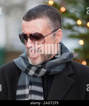 George Michael arrives back in 2011 at his home in Highgate after spending a month in Hospital in Austria with influenza. Stock Photo