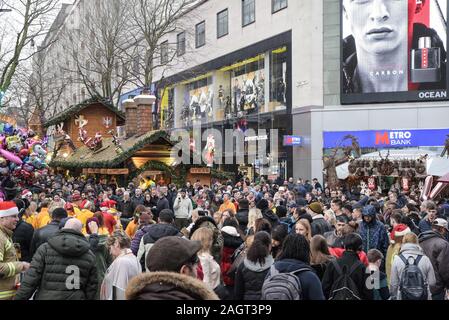 Birmingham, UK. 21th December, 2019. Savvy Shoppers hit the streets of Birmingham city centre as sales of up to 50 percent were available during 'Super Saturday' The last Saturday before Christmas which is regarded as one of the busiest shopping day's of the year. Pic taken 21/12/2019. Credit: Sam Holiday/Alamy Live News Stock Photo