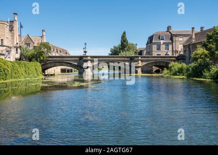 The old Town Bridge over River Welland in Summer, Stamford, Lincolnshire, England, UK Stock Photo