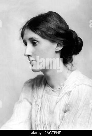Virginia Woolf. Portrait of the English writer, Adeline Virginia Woolf (1882-1941). Photo by George Charles Beresford, 1902 Stock Photo