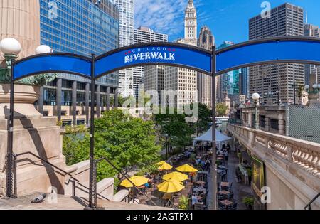 Restaurant / bar on the Chicago Riverwalk near the Wabash Avenue Bridge (Irv Kupcinet Bridge), Chicago River, Chicago, Illinois, USA Stock Photo