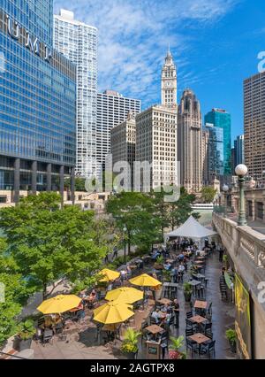 Restaurant / bar on the Chicago Riverwalk near the Wabash Avenue Bridge (Irv Kupcinet Bridge), Chicago River, Chicago, Illinois, USA Stock Photo