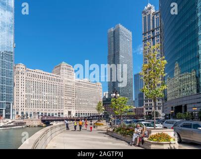 Chicago, Art Deco. W Wacker Drive alongside the Chicago River looking towards the Merchandise Mart building, Chicago, Illinois, USA Stock Photo