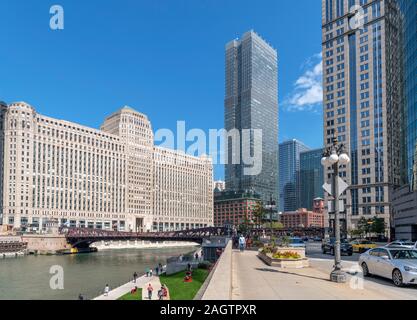 Chicago, Art Deco. Riverwalk and Chicago River along W Wacker Drive looking towards the Merchandise Mart building, Chicago, Illinois, USA Stock Photo