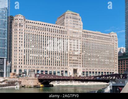 Chicago, Illinois, USA. The Merchandise Mart, built in 1930, on the ...