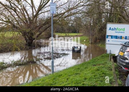 Ashford, Kent, UK. 22nd Dec, 2019. UK Weather: Flooding on footpaths surrounding Ashford in Kent leaving some areas inaccessible to people. © Paul Lawrenson 2019, Photo Credit: Paul Lawrenson/ Alamy Live News Stock Photo