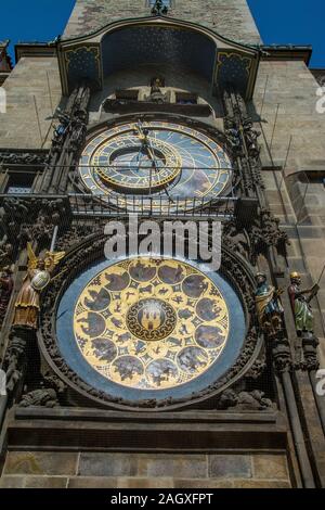 Die Prager Rathausuhr, auch Aposteluhr oder Altstaedter Astronomische Uhr ist eine weltweit bekannte astronomische Uhr aus dem Jahr 1410, die sich in Stock Photo