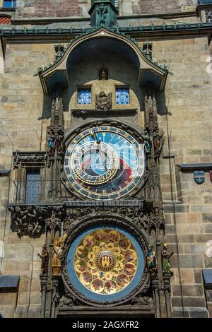 Die Prager Rathausuhr, auch Aposteluhr oder Altstaedter Astronomische Uhr ist eine weltweit bekannte astronomische Uhr aus dem Jahr 1410, die sich in Stock Photo