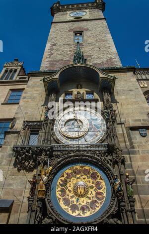 Die Prager Rathausuhr, auch Aposteluhr oder Altstaedter Astronomische Uhr ist eine weltweit bekannte astronomische Uhr aus dem Jahr 1410, die sich in Stock Photo