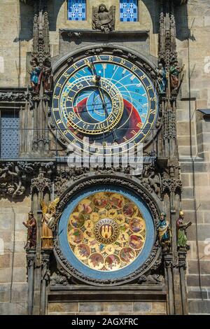 Die Prager Rathausuhr, auch Aposteluhr oder Altstaedter Astronomische Uhr ist eine weltweit bekannte astronomische Uhr aus dem Jahr 1410, die sich in Stock Photo