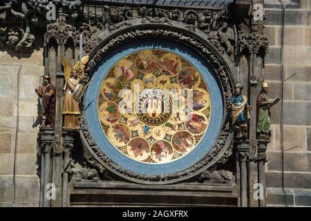 Die Prager Rathausuhr, auch Aposteluhr oder Altstaedter Astronomische Uhr ist eine weltweit bekannte astronomische Uhr aus dem Jahr 1410, die sich in Stock Photo