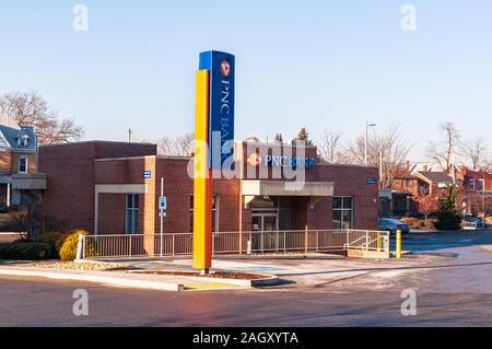 The PNC Bank branch building in the Edgewood Town Center on a sunny winter day, Edgewood, Pennsylvania, USA Stock Photo