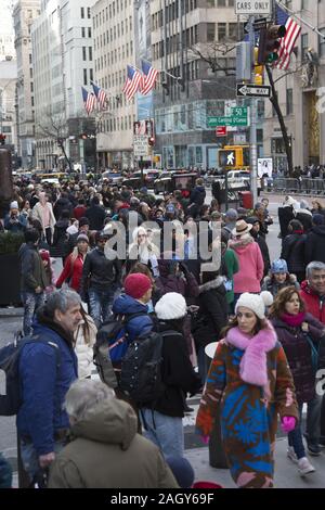 Crowds of tourists and New Yorkers kick off the holiday season on 'Black Friday' on 5th Avenue at 50th Street by Rockefeller Center in midtown Manhatt Stock Photo