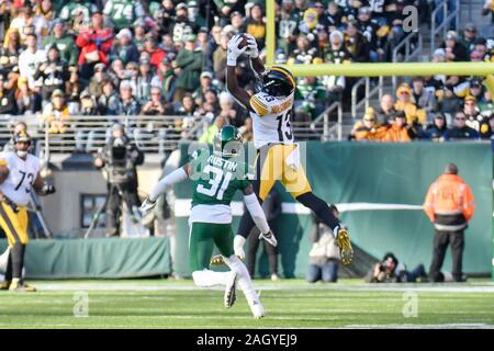 East Rutherford, New Jersey, USA. 22nd Dec, 2019. James Washington (13) of the Pittsburgh Steelers catches a pass over the middle during a game against the New York Jets at MetLife Stadium on December 22, 2019 in East Rutherford, New Jersey. Gregory Vasil/Cal Sport Media/Alamy Live News Stock Photo