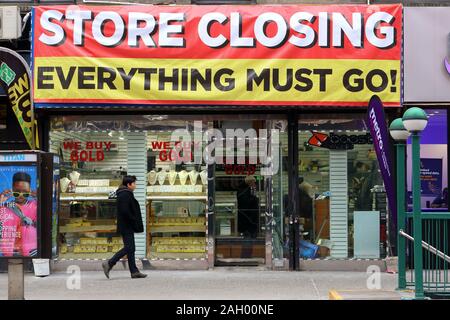 A gigantic 'Store Closing Everything Must Go' banner adorns a storefront in New York City. A true going out of business sale, or a questionable busine Stock Photo