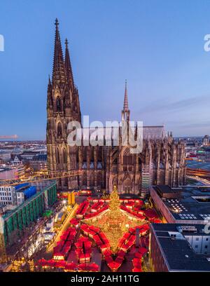 Christmas market in front of the Cathedral of Cologne, Germany Stock Photo