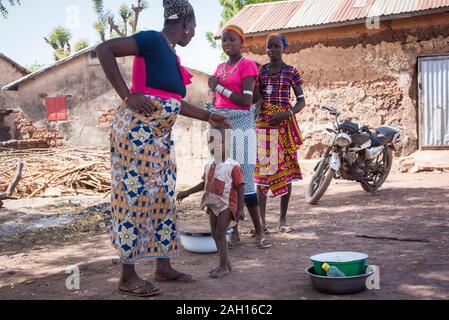 Benin, Kandi, african women, african woman, carrying on head, balance ...
