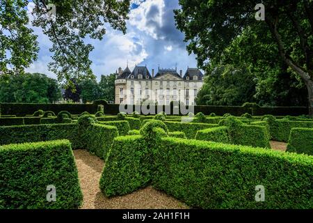 France, Sarthe, Loir valley, Le Lude, Chateau du Lude gardens, castle facade and maze of the Jardin de l'Eperon // France, Sarthe (72), vallée du Loir Stock Photo