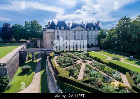 France, Sarthe, Loir valley, Le Lude, Chateau du Lude gardens, castle facade, the Jardin de l'Eperon and the moats (aerial view) // France, Sarthe (72 Stock Photo