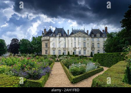 France, Sarthe, Loir valley, Le Lude, Chateau du Lude gardens, castle facade and rose garden of the Jardin de l'Eperon // France, Sarthe (72), vallée Stock Photo