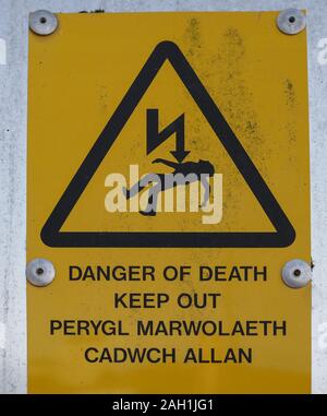 Danger of Death Keep Out sign (Perygl Marwolaeth Cadwch Allan in Welsh) Stock Photo