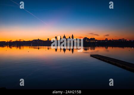 Late dusk over the suggestive city of Mantua (Lombardy, Italy) with mirror reflections of the towers and bell towers on the Inferior Lake. The silhoue Stock Photo