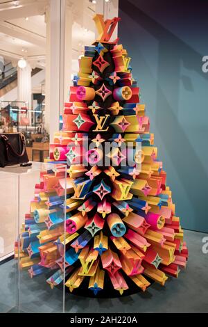 Louis Vuitton shop window decorated with colourful balloons, gold Stock Photo: 170519247 - Alamy