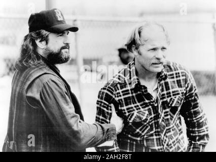 ED HARRIS and ROBERT DE NIRO in JACKNIFE (1989), directed by DAVID HUGH JONES. Credit: KINGS ROAD/SANDOLLAR / Album Stock Photo