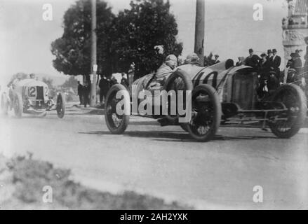 Mercedes (De Palma) coming through Vanderbilt Race ca. 1914 Stock Photo