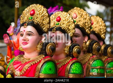 Statues of the Lord Ganesh and Goddess Gauri Stock Photo - Alamy