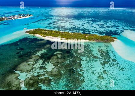 Maldives, South Male Atoll, Kaafu Atoll, Aerial view of small island and reef Stock Photo