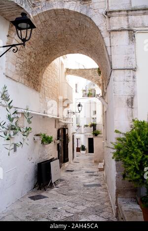 Italy, Puglia, Locorotondo, Alley and arch in old town Stock Photo