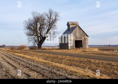 Old wooden corn crib along country road in the Midwest.  Bureau County, Illinois, USA Stock Photo