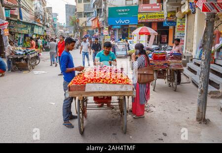 Tomatoes and onions for sale on a roadside barrow: Street scene in Mahipalpur district, a suburb near Delhi Airport, New Delhi, capital city of India Stock Photo