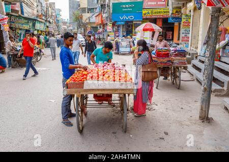 Tomatoes and onions for sale on a roadside barrow: Street scene in Mahipalpur district, a suburb near Delhi Airport, New Delhi, capital city of India Stock Photo