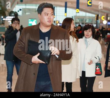 Los Angeles Dodgers starting pitcher Hyun-Jin Ryu, left, of South Korea,  poses with South Korean singer Suzy after she threw the ceremonial first  pitch before the team's baseball game against the Cincinnati