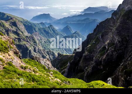 Scenic mountain views on the hiking route from Pico do Arieiro to Pico Ruivo, Madeira, Portugal Stock Photo