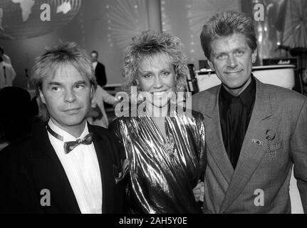 AGNETHA FÄLTSKOG member of ABBA surrounded by Ola Håkansson artist  and Peter Cetera USA Stock Photo