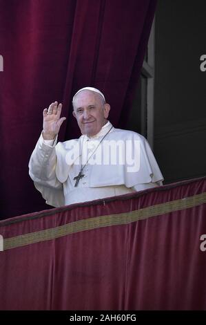 Vaqtican City State, Vatican City. 25th Dec, 2019. Pope Francis to delivers his Urbi et Orbi Christmas Day address at f St. Peter's Basilica in Vatican on Wednesday, December 25, 2019. The address 'to the City and World' comes at Christmas and Easter. Photo by Stefano Spaziani/UPI Credit: UPI/Alamy Live News Stock Photo