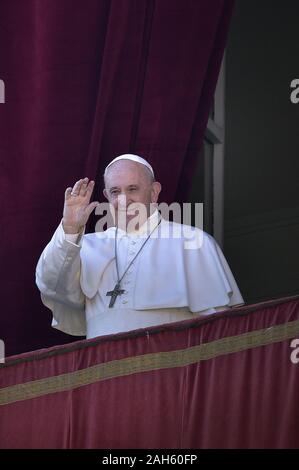 Vaqtican City State, Vatican City. 25th Dec, 2019. Pope Francis to delivers his Urbi et Orbi Christmas Day address at f St. Peter's Basilica in Vatican on Wednesday, December 25, 2019. The address 'to the City and World' comes at Christmas and Easter. Photo by Stefano Spaziani/UPI Credit: UPI/Alamy Live News Stock Photo