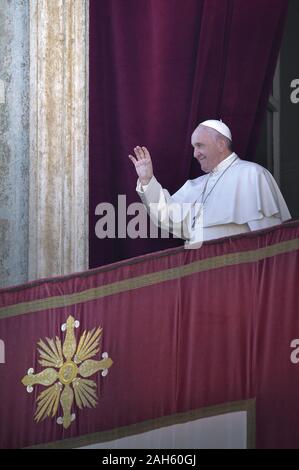 Vaqtican City State, Vatican City. 25th Dec, 2019. Pope Francis to delivers his Urbi et Orbi Christmas Day address at f St. Peter's Basilica in Vatican on Wednesday, December 25, 2019. The address 'to the City and World' comes at Christmas and Easter. Photo by Stefano Spaziani/UPI Credit: UPI/Alamy Live News Stock Photo