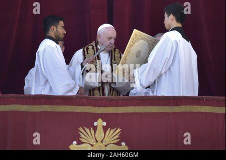 Vaqtican City State, Vatican City. 25th Dec, 2019. Pope Francis to delivers his Urbi et Orbi Christmas Day address at f St. Peter's Basilica in Vatican on Wednesday, December 25, 2019. The address 'to the City and World' comes at Christmas and Easter. Photo by Stefano Spaziani/UPI Credit: UPI/Alamy Live News Stock Photo