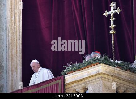 Vaqtican City State, Vatican City. 25th Dec, 2019. Pope Francis to delivers his Urbi et Orbi Christmas Day address at f St. Peter's Basilica in Vatican on Wednesday, December 25, 2019. The address 'to the City and World' comes at Christmas and Easter. Photo by Stefano Spaziani/UPI Credit: UPI/Alamy Live News Stock Photo