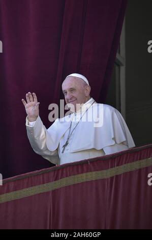 Vaqtican City State, Vatican City. 25th Dec, 2019. Pope Francis to delivers his Urbi et Orbi Christmas Day address at f St. Peter's Basilica in Vatican on Wednesday, December 25, 2019. The address 'to the City and World' comes at Christmas and Easter. Photo by Stefano Spaziani/UPI Credit: UPI/Alamy Live News Stock Photo