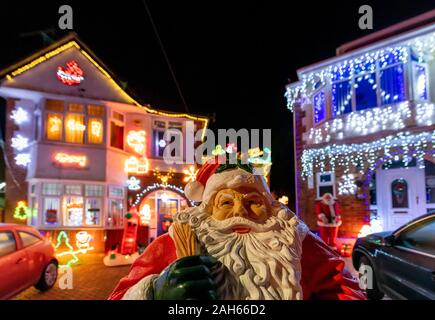 Poole, UK. 25th December 2019: Residential houses in Poole are lit up for Christmas on Runton Road. Home owners invite onlookers with optional charity donations. Credit: Thomas Faull/Alamy Live News Stock Photo