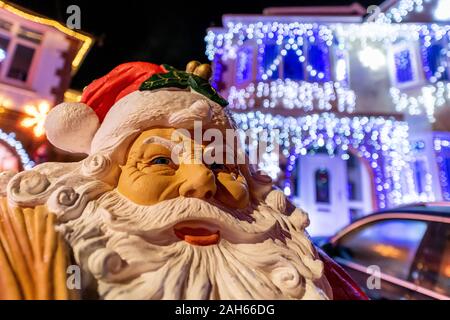 Poole, UK. 25th December 2019: Residential houses in Poole are lit up for Christmas on Runton Road. Home owners invite onlookers with optional charity donations. Credit: Thomas Faull/Alamy Live News Stock Photo