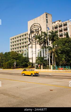 Ministry of Interior building with Che Guevara mural and Cuban flag on Revolution Square ''Plaza de la Revolucion''. La Havana. Cuba Stock Photo